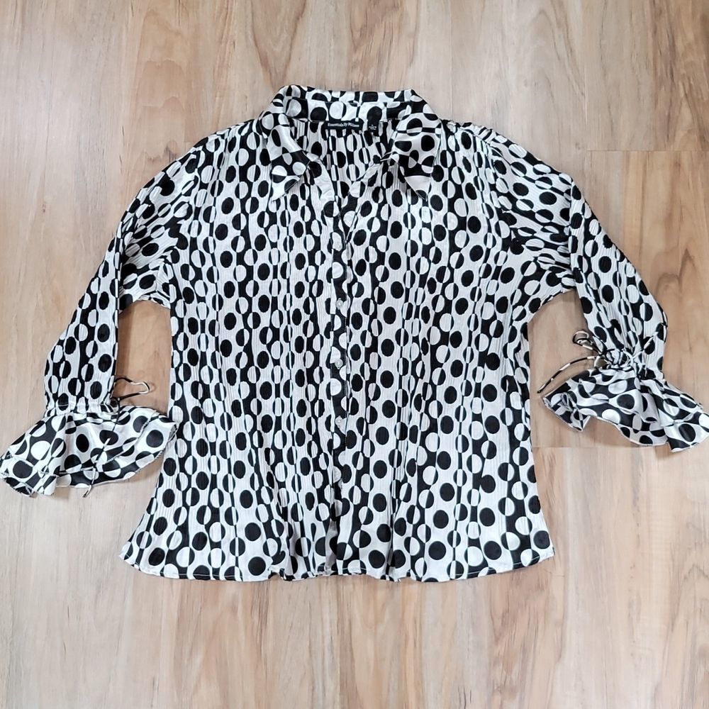 🔹️Essentials by Milano Black & White Button Front Long Bell Sleeve Top Large